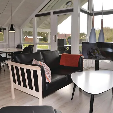 Three-bedroom Holiday In Oksbøl